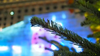 Şube ve 23-52 üzerinde Noel saat ve köknar ağacının Moskova'da yakın çekim