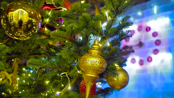 23-45 op de klok en Spar kerstboom in Moskou — Stockvideo