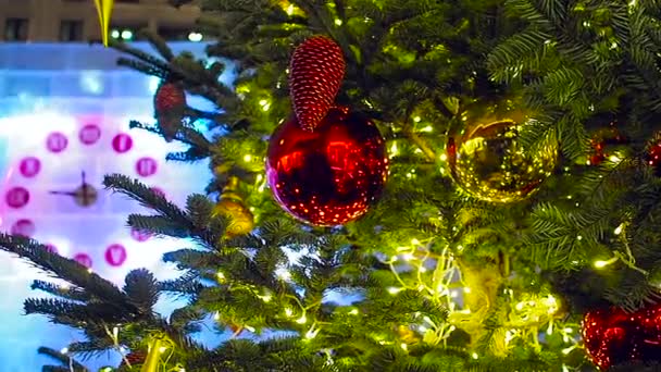 23-46 óra és fenyő karácsonyfa Moszkvában — Stock videók