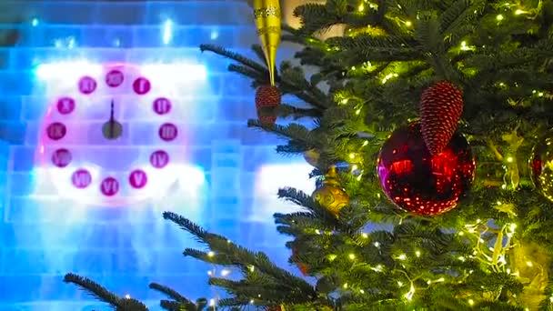 De eerste minuut van het nieuwe jaar op de klok en Spar kerstboom in Moskou — Stockvideo