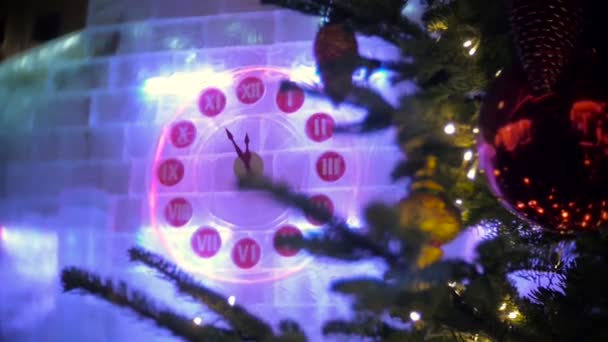 23-55 on Christmas clock and fir tree in Moscow — Stock Video