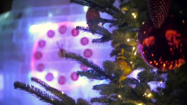 23-56 óra és fenyő karácsonyfa Moszkvában — Stock videók