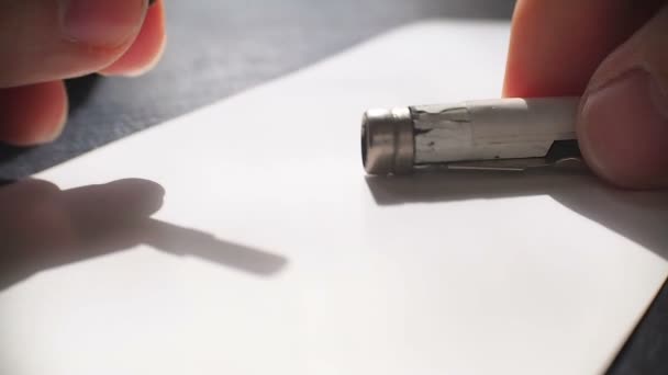 O artista insere a caneta em caligrafia. Close-up de vídeo . — Vídeo de Stock