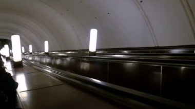 Aşağı hareket metroda yürüyen merdiven. Moskova metro istasyonu Aviamotornaya