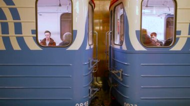 Moscow, Rusya Federasyonu - 16 Şubat 2017: Tretyakovskaya metro istasyonuna metro treninin 81-717 Mostransport renk düzeni davetçiler
