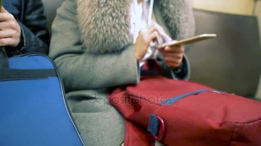 Metro, mesaj, sms, cep telefonu kullanan kadın e-posta