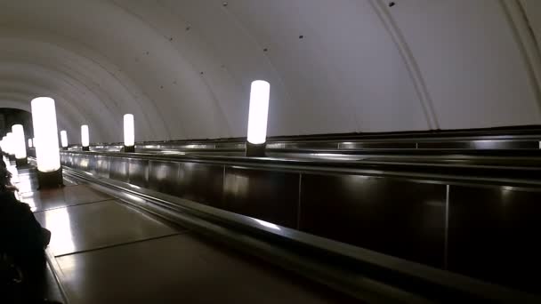 Uma escada rolante no metro a descer. Moscovo estação de metro Aviamotornaya — Vídeo de Stock
