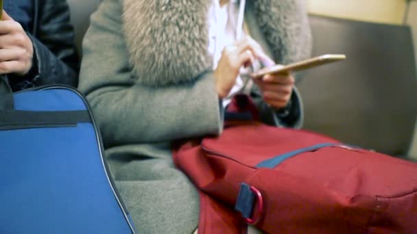 女性の地下鉄、メッセージ、sms、彼女の携帯電話を使用して電子メールします。 — ストック動画