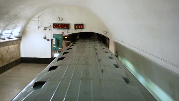 Diszpozíciós metró vonat Novokuznetskaya metróállomás. Szemközti nézet. — Stock videók