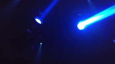 Techno club tavanda iki mavi projektörler döndürmek