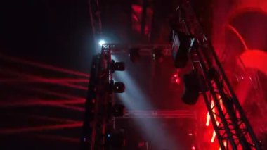 Yan görünümü çok kırmızı dönen ışık ve stroboscope bir ışık gösterisi ile sahne