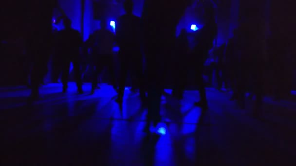 Sylwetki Stępina Dnb ludzi tańczących na imprezie — Wideo stockowe