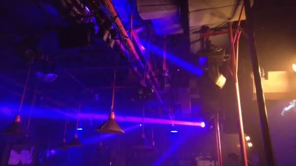 Vista da boate teto com holofotes de cor roxa no techno clube — Vídeo de Stock