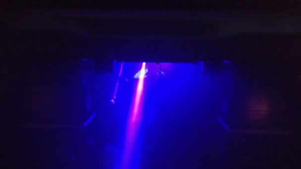 Blick auf die Tanzfläche eines unterirdischen Techno-Clubs mit Lichtstrahlen — Stockvideo