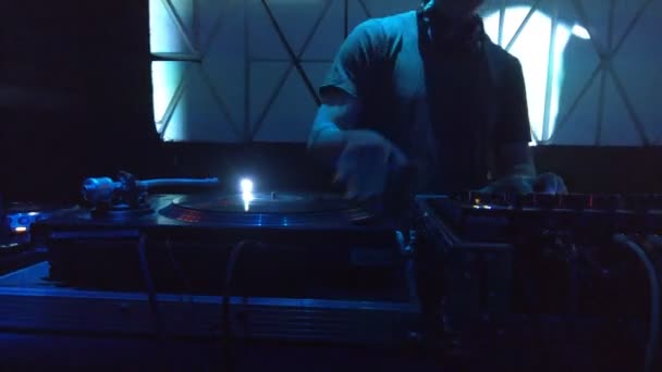 Dj kommer att repa i posten och arbetar bakom blandaren — Stockvideo