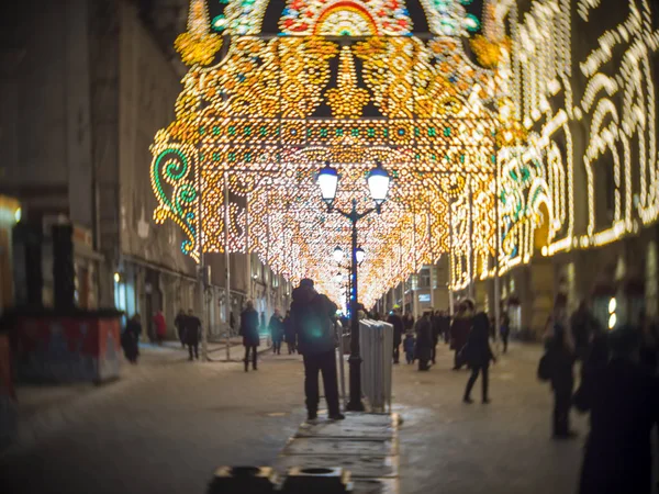 Decorazione notturna di strada con luci luminose — Foto Stock