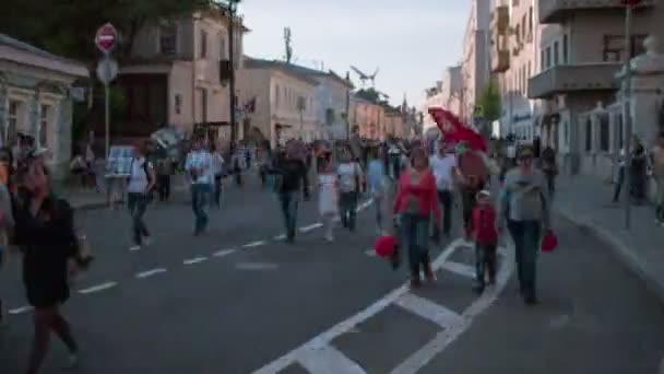 Moskou, Rusland - 9 mei 2016: Een menigte van mensen lopen langs Bolshaya Ordynka straat na de Mars onsterfelijke Regiment — Stockvideo