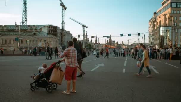 Moskou, Rusland - 9 mei 2016: Mensen lopen langs het bruggetje van de Moskvoretsky. Vrachtwagens blokkeren de weg in afwachting van salute. — Stockvideo