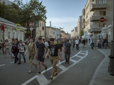 Moskova, Rusya - 9 Mayıs 2016: Kişilik bir kalabalık yürüme Bolshaya Ordynka cadde boyunca Mart ölümsüz alayın sonra