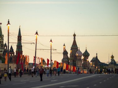 Aziz Basil Katedrali Bolshoy Moskvoretsky Köprüsü 9 Mayıs yürüyen insanlarla akşam manzarası