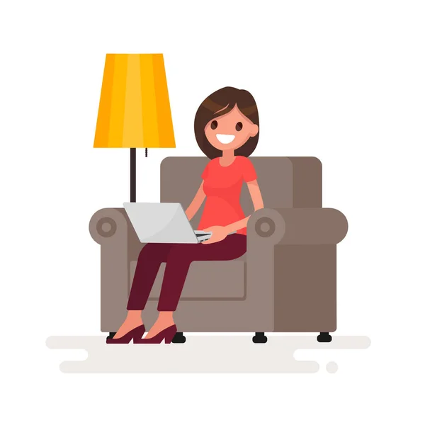 Mujer con portátil sentada en silla. Trabajar en casa a través del Interne — Vector de stock