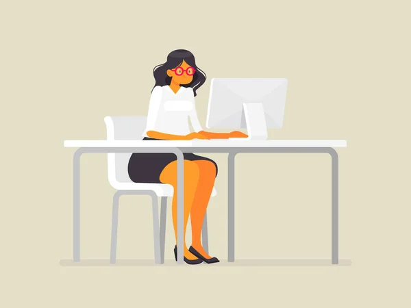 Γυναίκα των επιχειρήσεων στη γυαλιά στο γραφείο. Λειτουργεί στον υπολογιστή. Εικονογράφηση διάνυσμα — Διανυσματικό Αρχείο