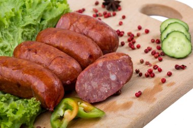 Bir mutfak ahşap tahta üzerinde Sosis füme