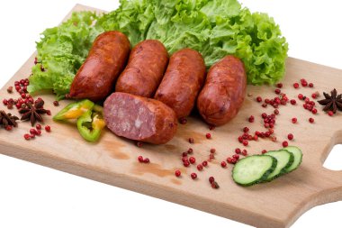 Bir mutfak ahşap tahta üzerinde Sosis füme