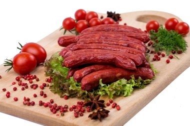 Bir mutfak ahşap tahta üzerinde Sosis füme