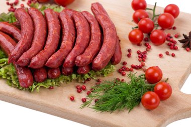 Bir mutfak ahşap tahta üzerinde Sosis füme