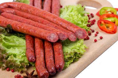 Bir mutfak ahşap tahta üzerinde Sosis füme