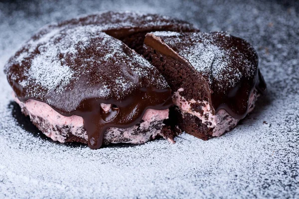 Kue coklat buatan sendiri ditaburi dengan gula bubuk pada latar belakang hitam — Stok Foto