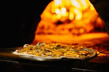 Ateşle pizza ve tuğla pizza fırını