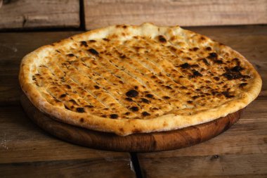 Sarımsak pizza ekmek ahşap masa 