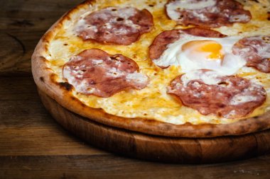 Jambon ve yumurta ahşap arka plan üzerinde pizza