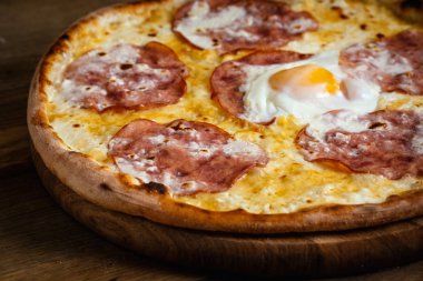 Jambon ve yumurta ahşap arka plan üzerinde pizza