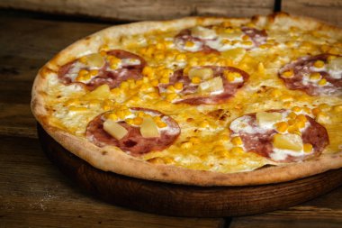 Mısır, jambon ve ananas ahşap arka plan üzerinde pizza 
