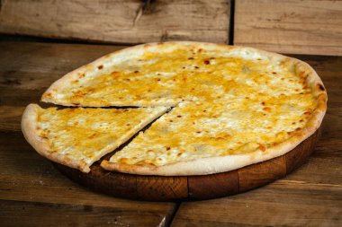 Peynirli pizza ahşap arka plan üzerinde