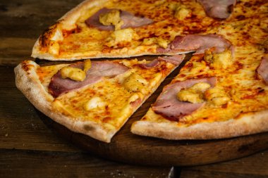 Jambon ve ahşap arka plan üzerinde tavuk pizza