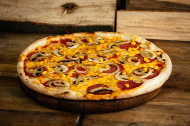 Mısır, sosis ve mantar ahşap arka plan üzerinde pizza 