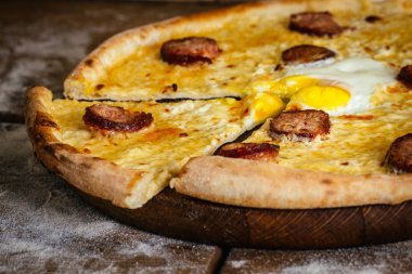 Sosis ve yumurta ahşap arka plan üzerinde pizza