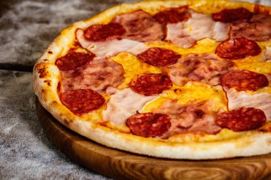 Pizza salam ve sosis ahşap arka plan üzerinde