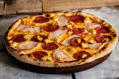 Jambon, sosis ve ahşap arka plan üzerinde tavuk pizza