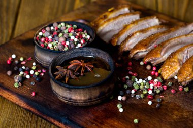 Kızarmış ördek fileto bal ve ahşap zemin üzerine biber karışımı ile