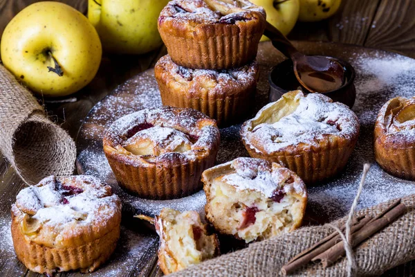 Apfelmuffins mit Schüssel Honig auf Holzhintergrund — Stockfoto