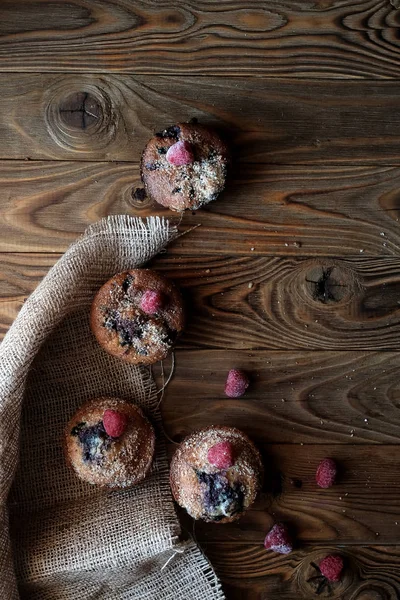 Muffins de arándano con servilleta de lona marrón sobre fondo de madera — Foto de Stock