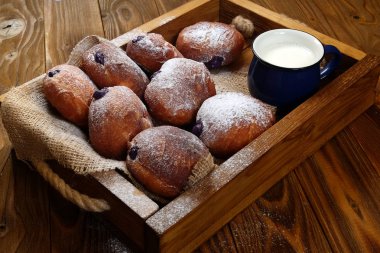 Ahşap arka plan üzerinde bir ahşap tepsi börekler. 