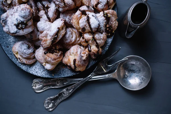 Natürmort profiterol ve vintage kepçe ve koyu arka plan üzerinde çatalı — Stok fotoğraf