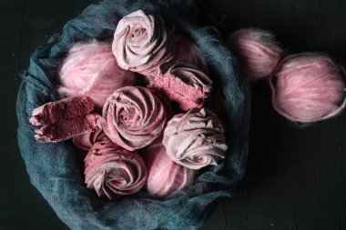 Natürmort berry marshmallow ile koyu arka plan üzerinde pembe clews ile