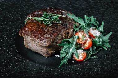 Izgara dana biftek salata koyu arka plan üzerinde